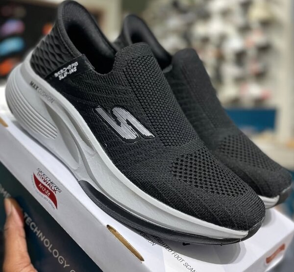 Stretchers sneakers black