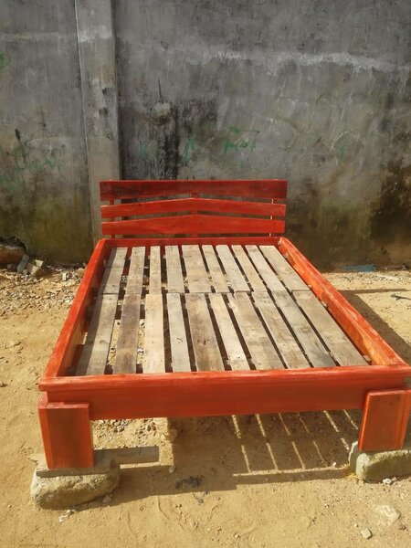 Lit en bois massif durable