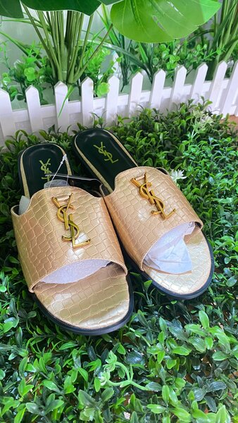 Sandales dorées de luxe YSL