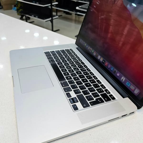 Macbook pro core i7 2014 model 15.6 inches screen size  16gb ram 500gb