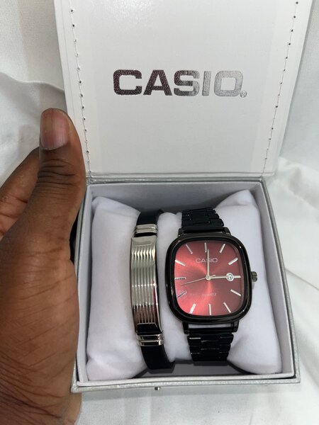 Montre Casio élégante rouge