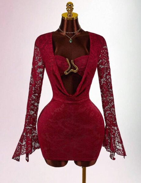 Robe en dentelle bordeaux