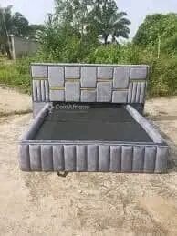 Lit double design capitonné