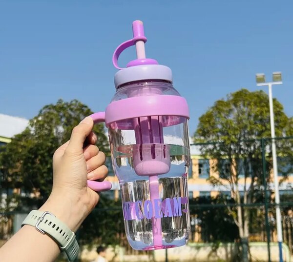 Bouteille d'eau avec paille