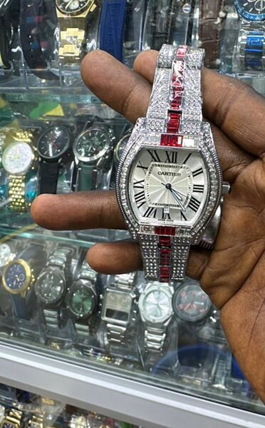 Montre de luxe incrustée diamant