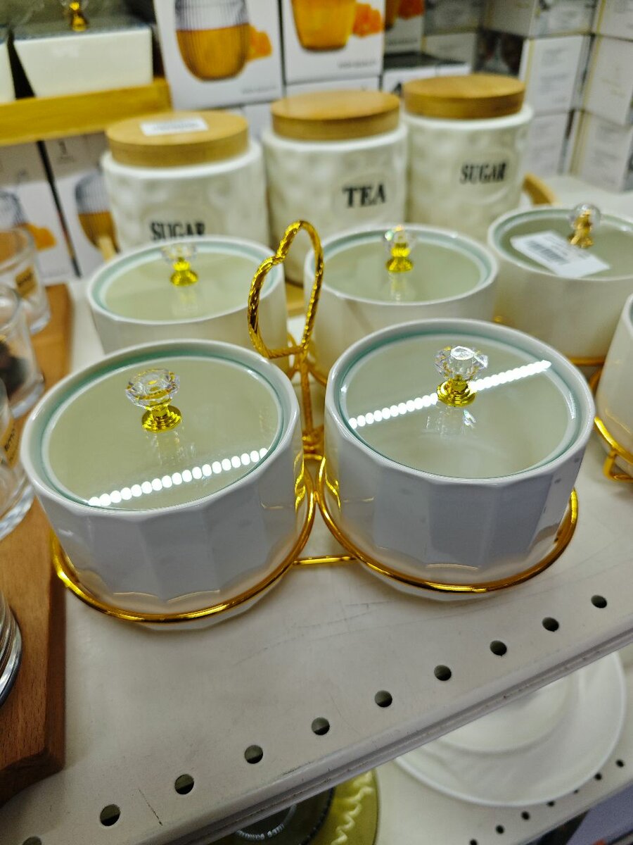 Менежница на подставке с крышкой