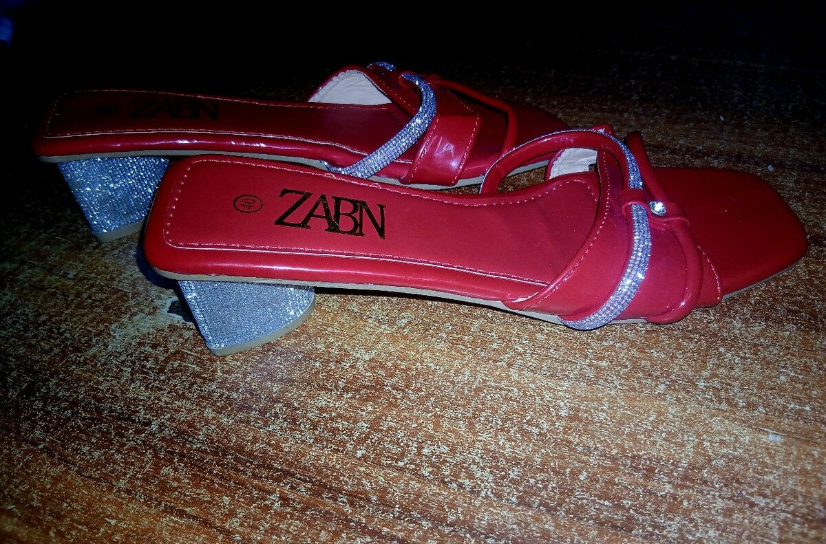 Sandales rouges à talons brillants