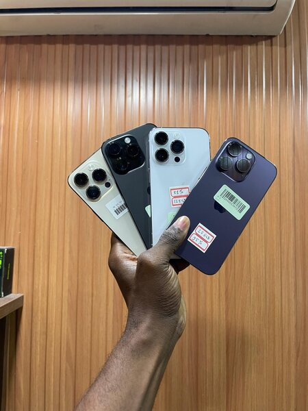 iPhone 14pro casi neuf tour les couleurs