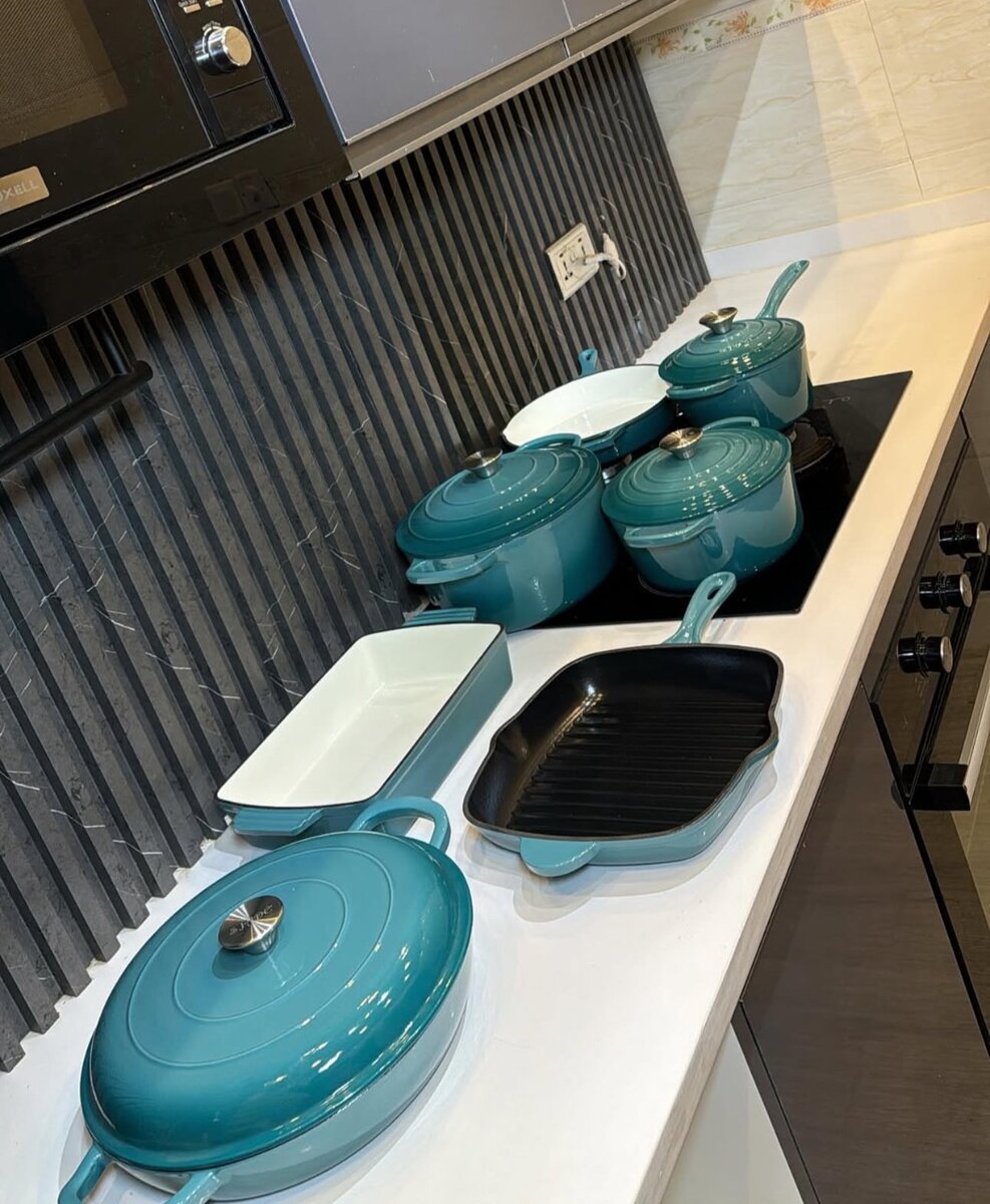 Cast iron cookware/dutch oven