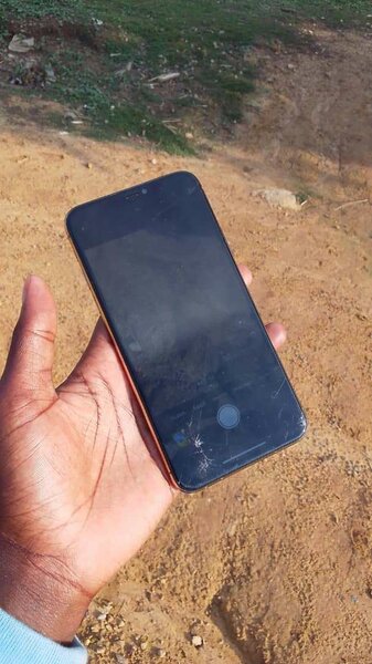 iPhone avec écran fissuré