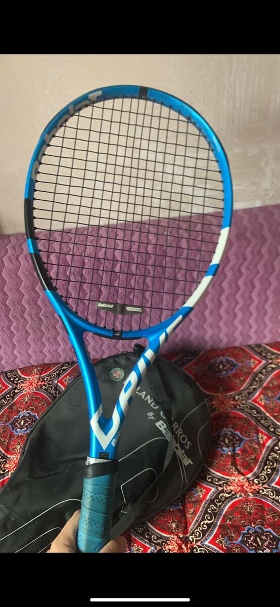 Теннисная ракетка