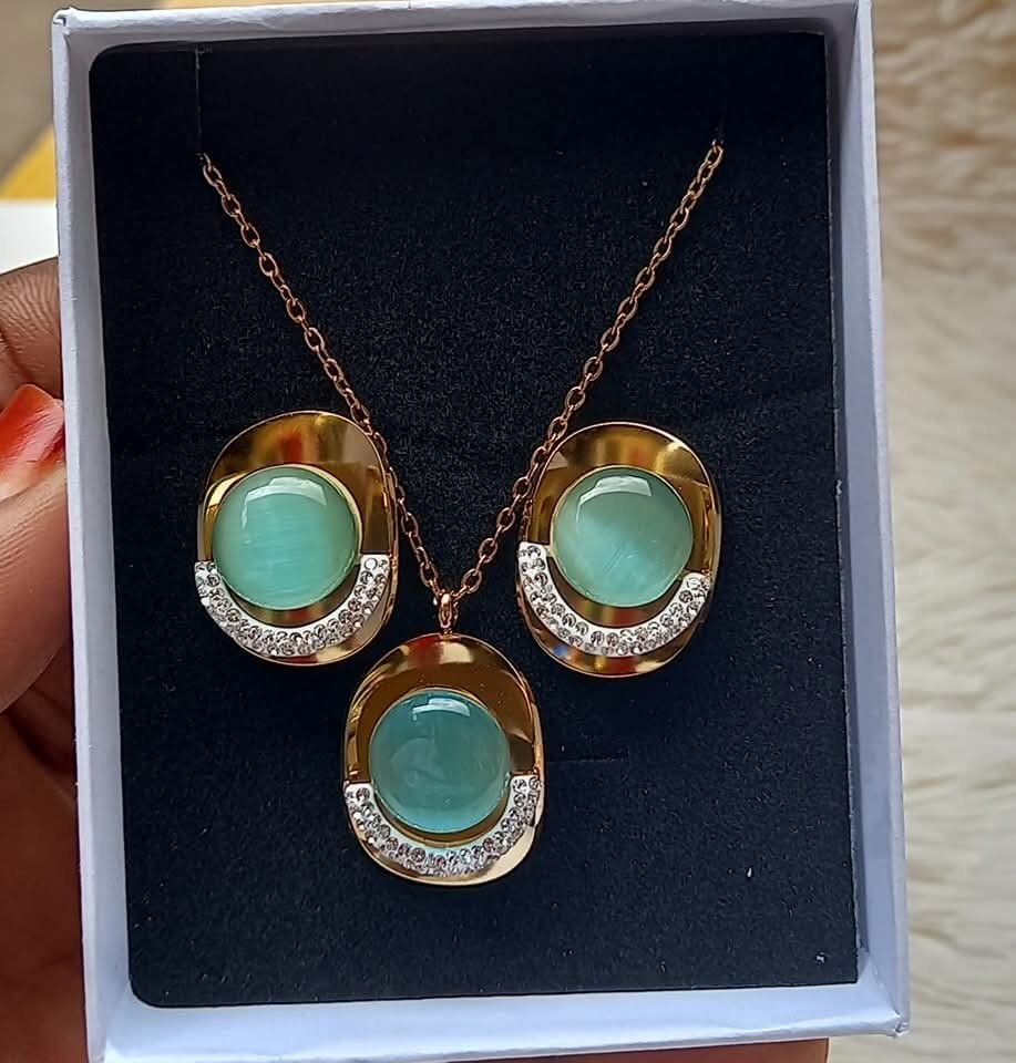 Parure Collier et Boucles Élégants