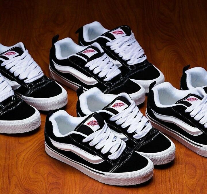 Baskets noires à bande blanche