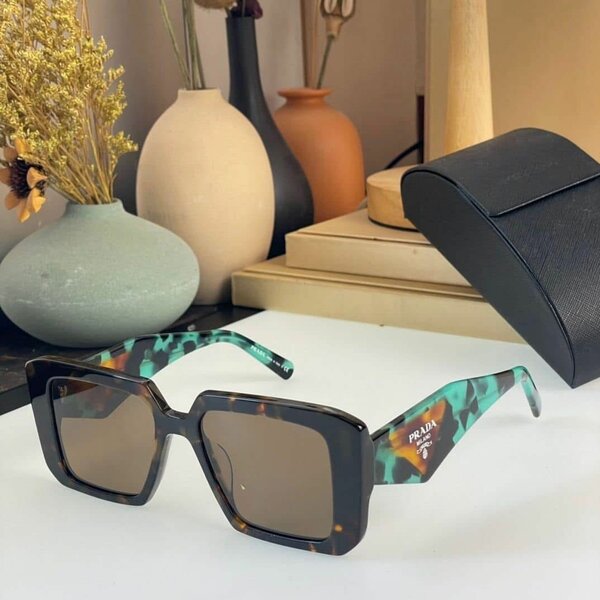 Lunettes de soleil mode Prada