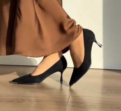 Замшевые лодочки с золотистым носиком черные