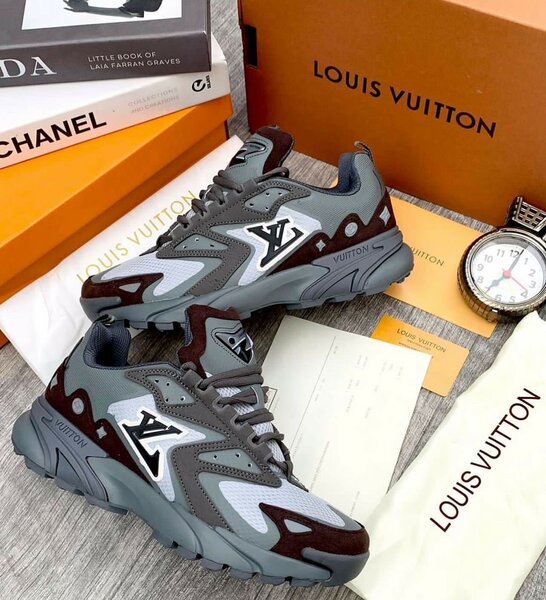 LOUIS VUITTON SNEAKER