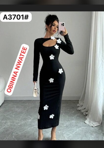 Robe Élégante Noire Fleurie