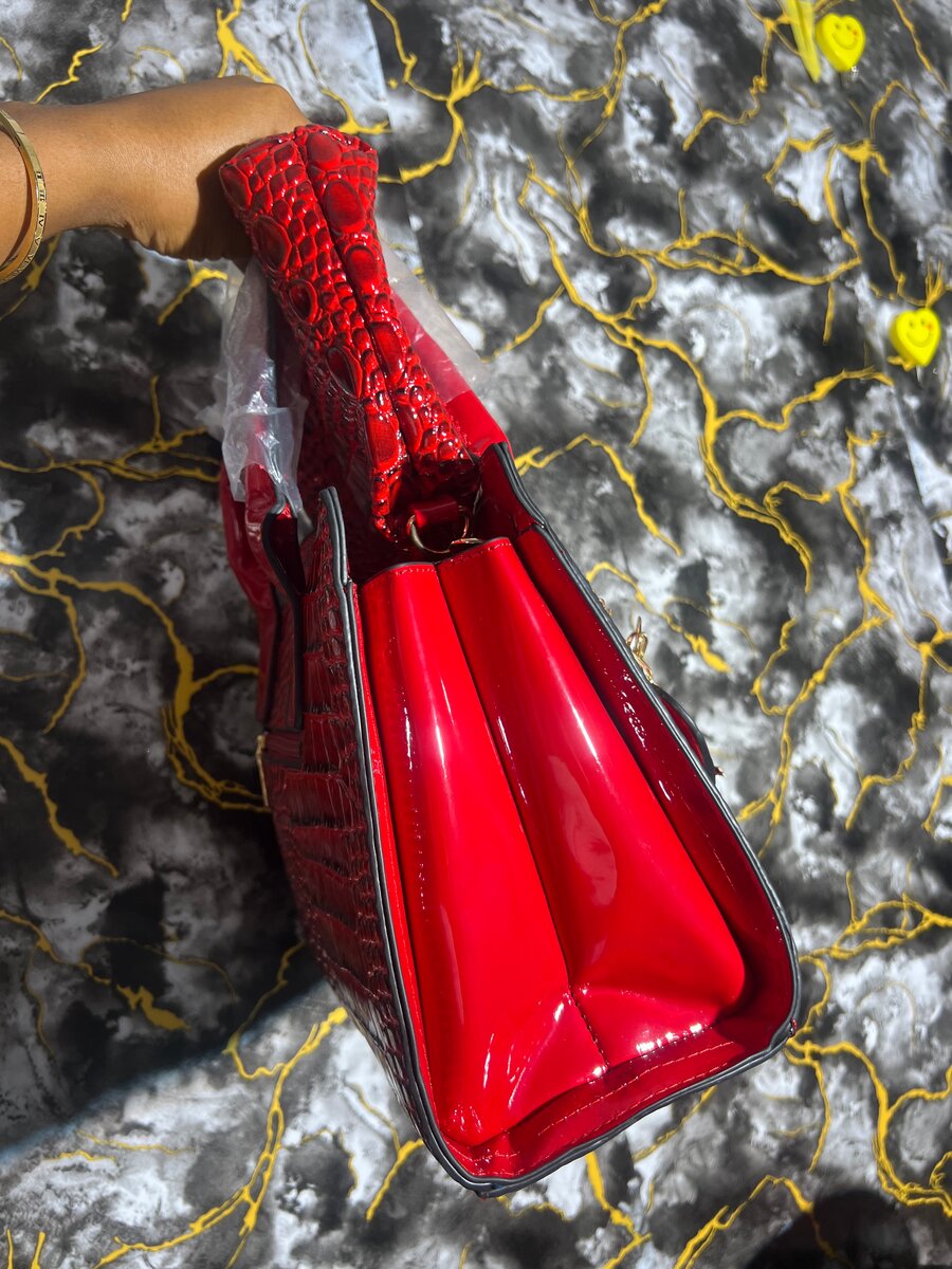Sac à main rouge crocodile élégant