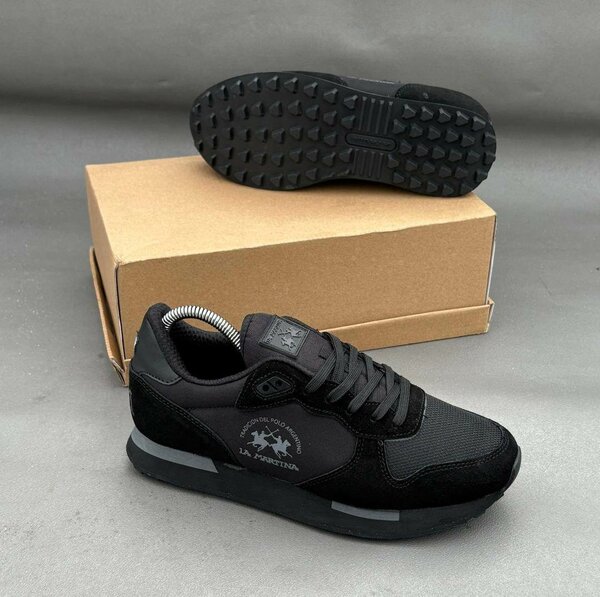 Chaussures noires de sport