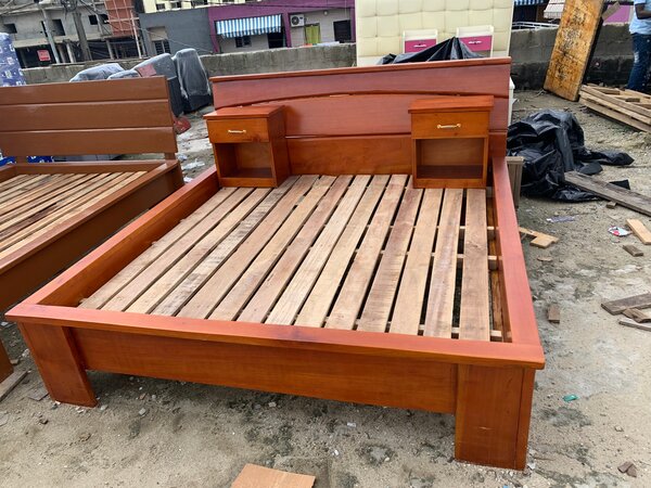 Lit moderne en bois massif