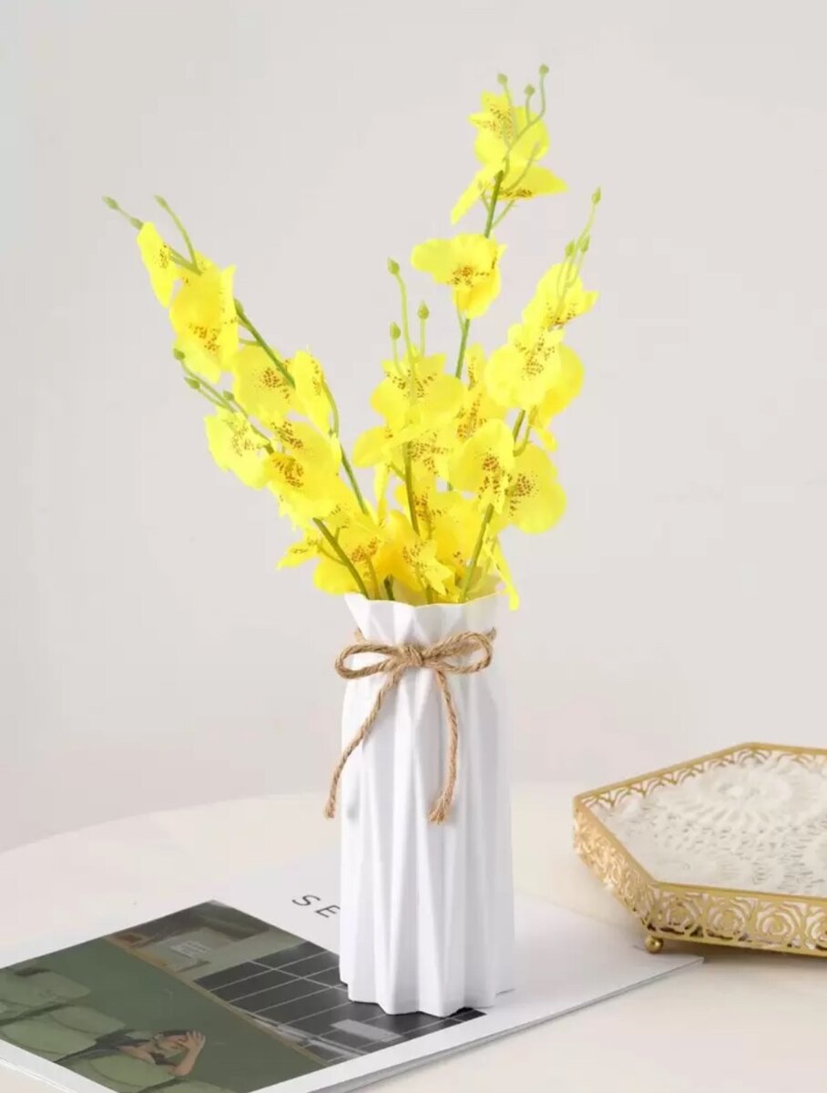 Vase décoratif blanc avec corde