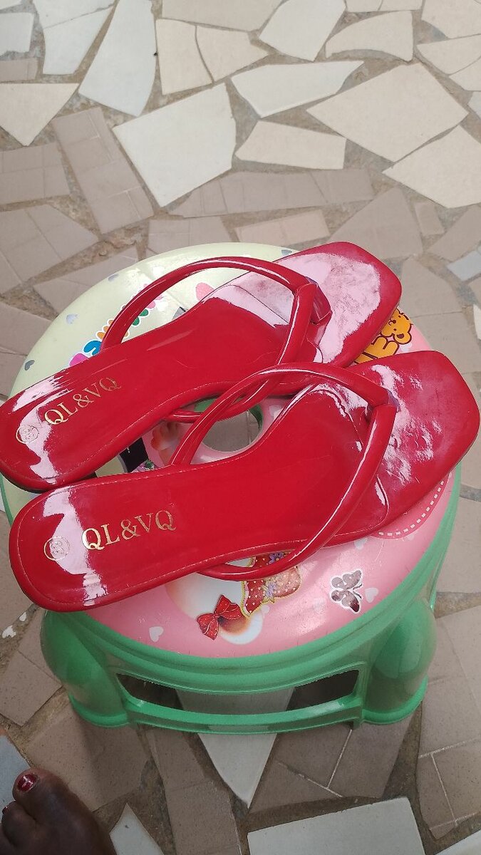 Sandales rouges brillantes