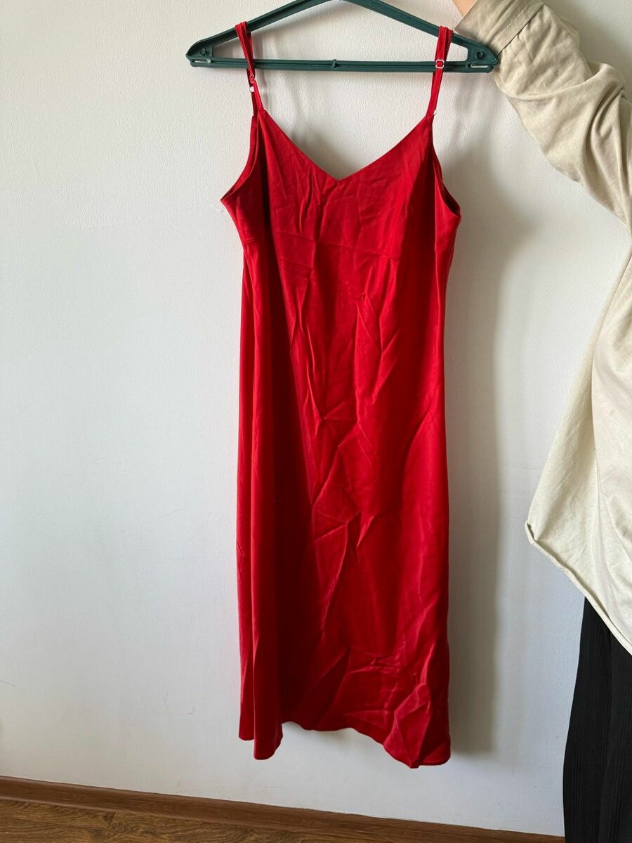 Красное платье на лямках