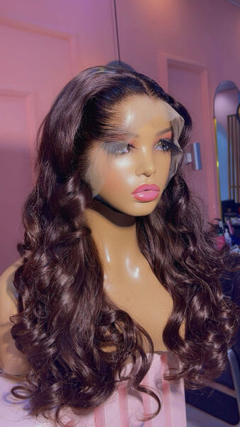 Perruque en dentelle ondulée luxueuse