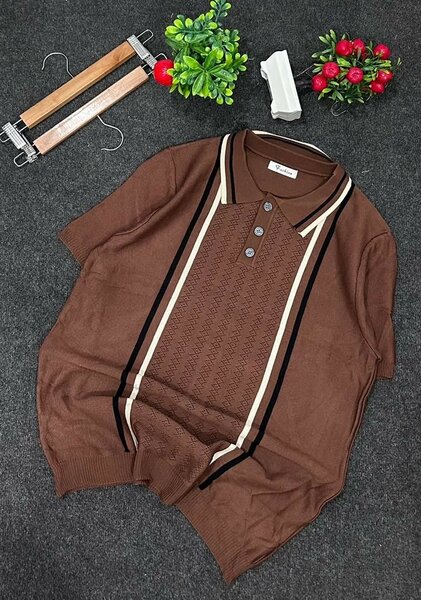 Polo en tricot rayé élégant