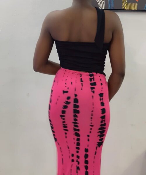 Jupe longue rose et haut noir