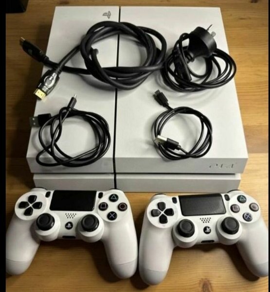 Console de jeu avec manettes