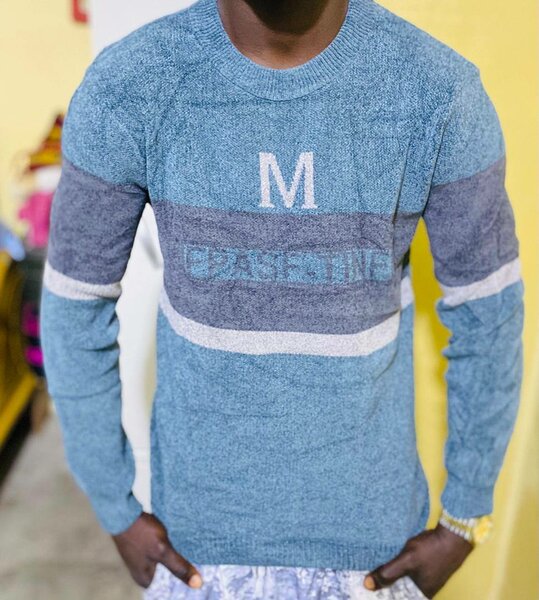 Pull en tricot bleu homme