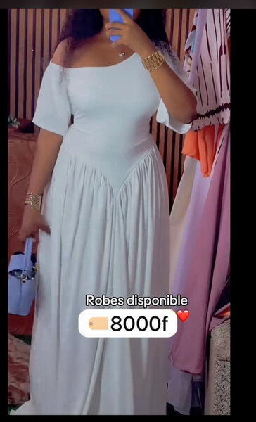 Robe élégante épaule dénudée