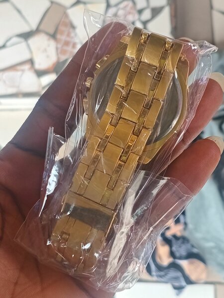 Montre élégante doré