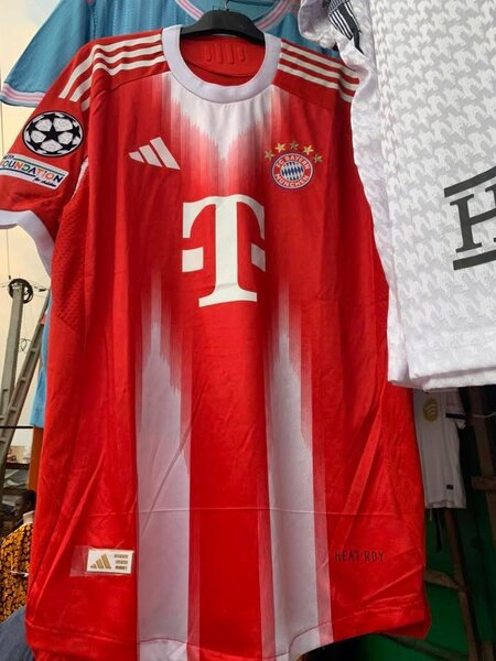 Maillot de football rouge