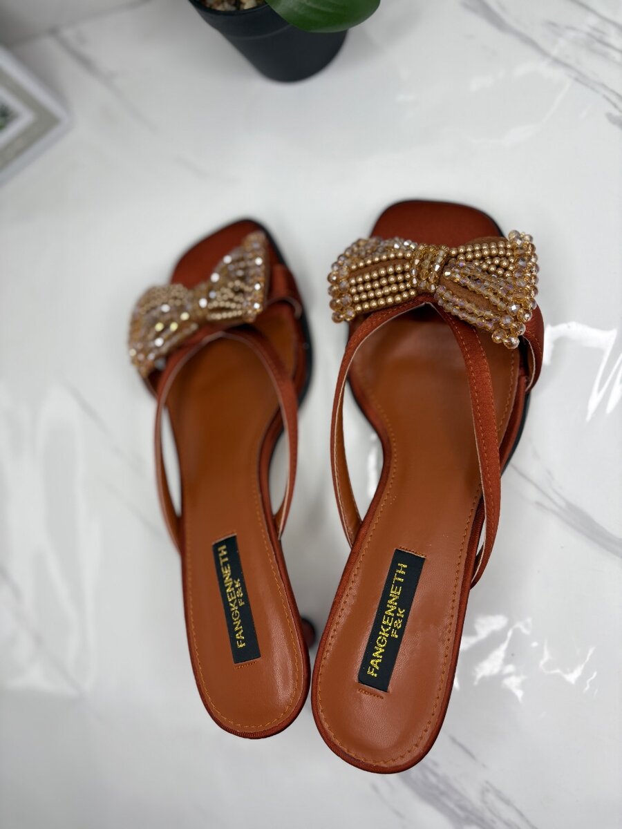 Sandales à talon bas perlées