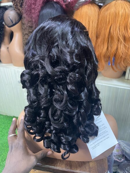 Perruque bouclée noire