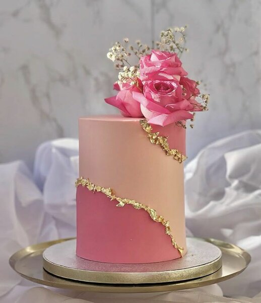 Gâteau de mariage rose doré