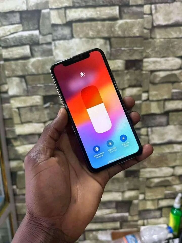 iPhone usagé avec écran fissuré