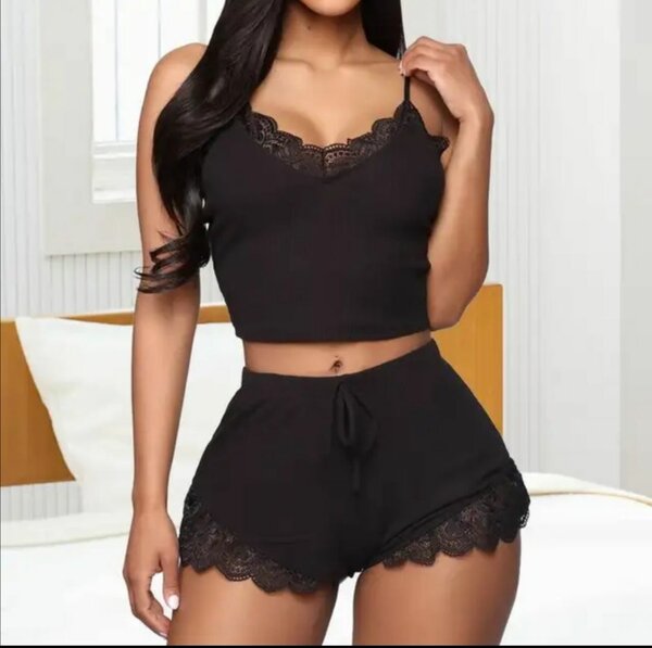 Ensemble de nuit élégant femme
