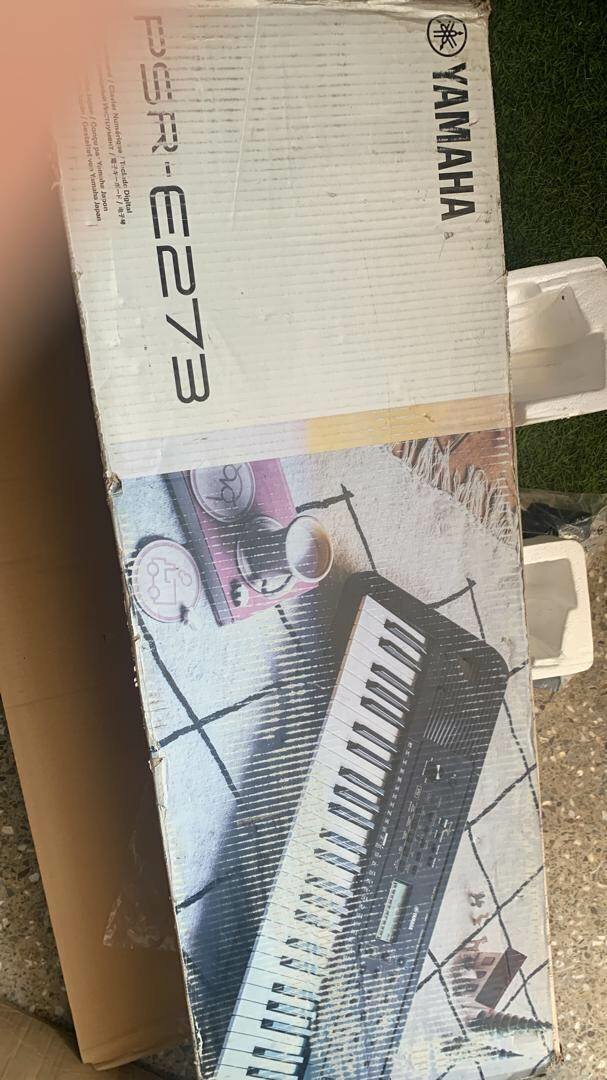 PSR- E 273 Yamaha keyboard