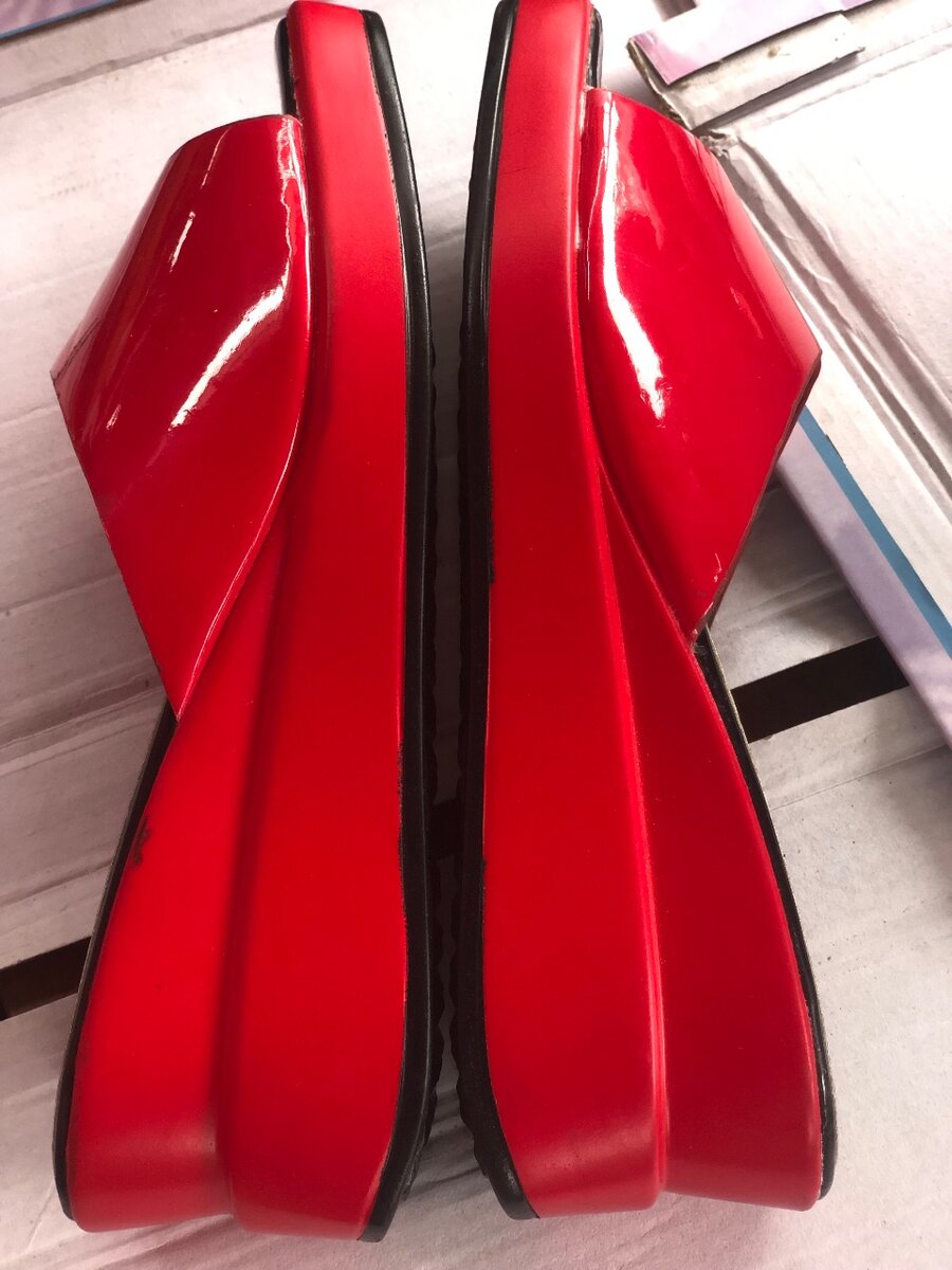 Sandales à talons compensés brillantes