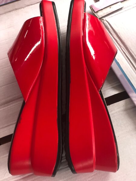 Sandales à talons compensés brillantes