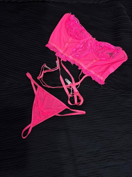 Ensemble lingerie rose dentelle