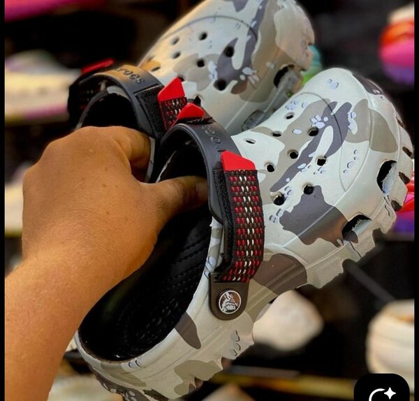 Sandales Crocs camouflage et noir