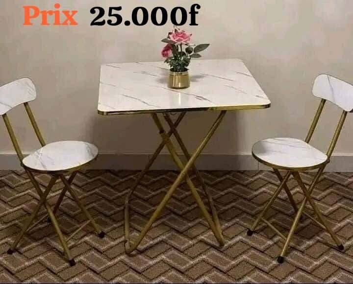 Table et chaises pliantes élégantes