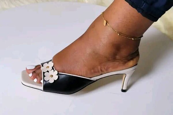 Mules à talons fleuris