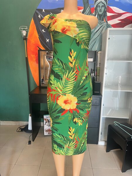 Robe tropicale à une épaule