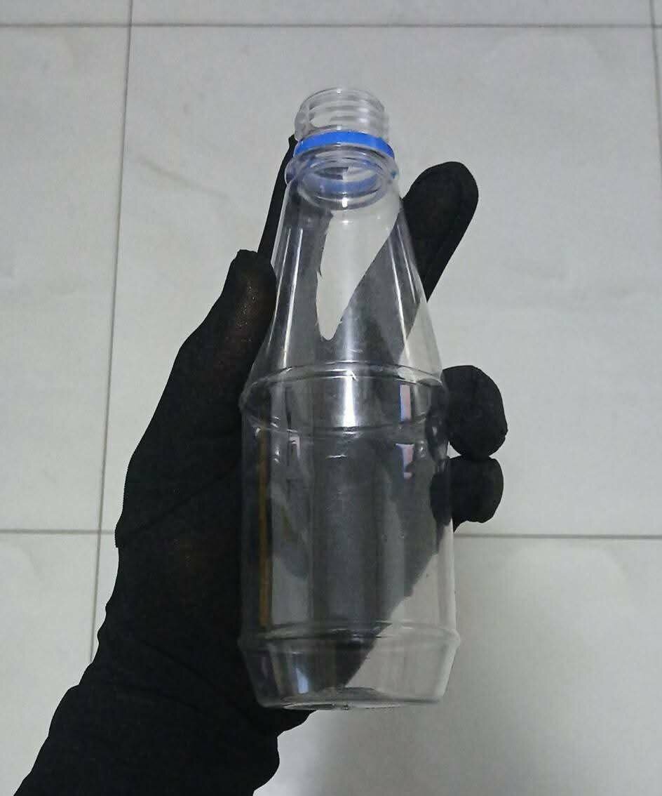 Bouteilles en plastique transparentes