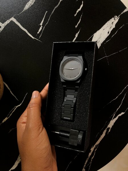 Montre noire minimaliste arabe